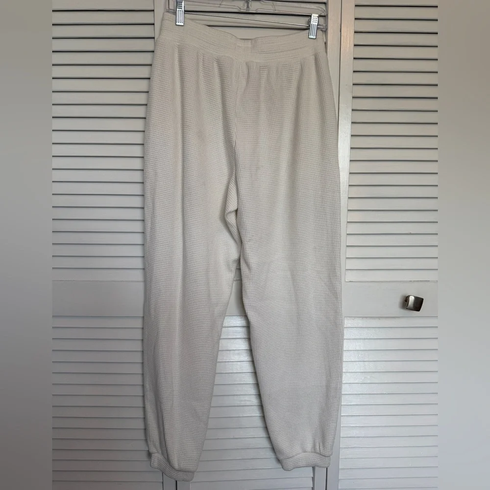 Alo Waffle Weekend Escape Joggers - Picture 6 of 7